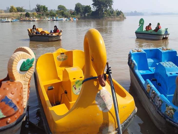 सुखना लेक पर ट्राईसिटी व आसपास के राज्यों से लोग आकर इंज्वाय करते है