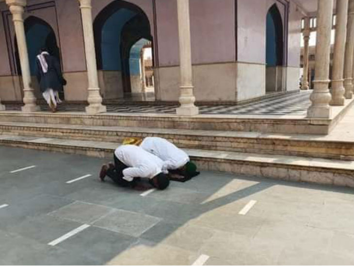 नंदगांव के नंदबाबा मंदिर में नमाज पढ़ते फैजल खान व मोहम्मद चांद।