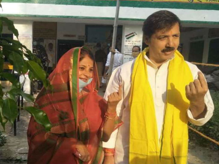 जौनपुर के मल्हनी से निर्दलीय प्रत्याशी धनंजय सिंह ने अपनी पत्नी के साथ किया मतदान।