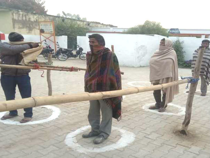 जौनपुर के मल्हनी में सुबह सात बजे वोट देने के लिए मतदाता पहुंच गए।