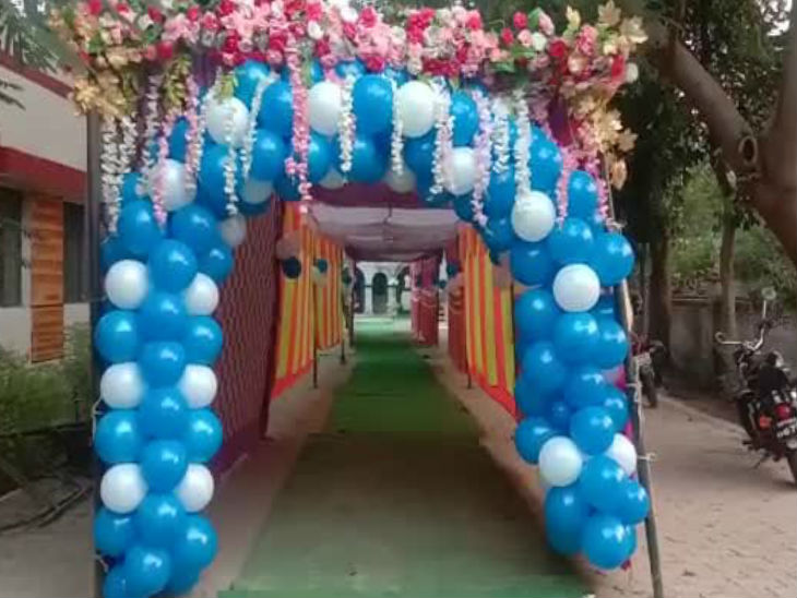 उपचुनाव में वोटिंग शुरू हो गई है। वोटिंग के लिए कानपुर की घाटमपुर विधानसभा में एक बूथ को काफी सजाया गया है।
