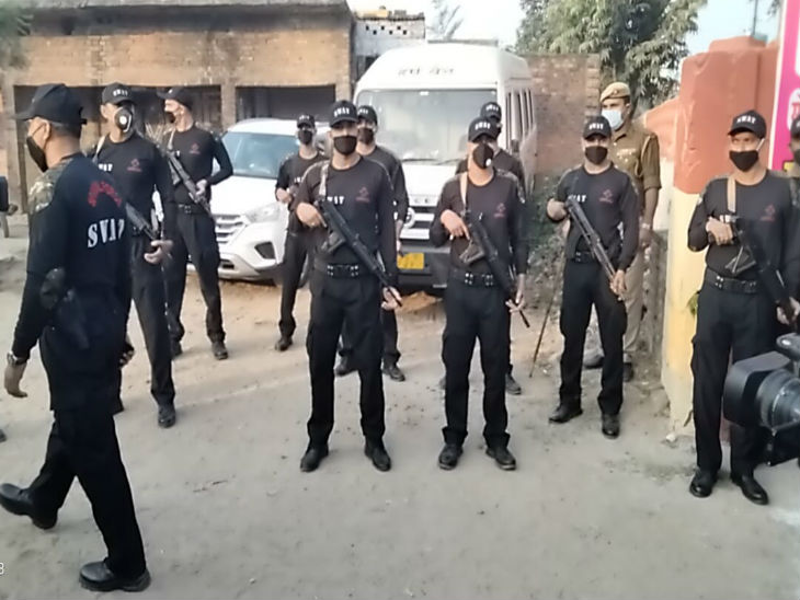 मतदान केंद्र पर तैनात सुरक्षाकर्मी 