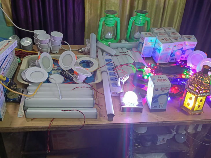 अमर द्वारा बनाई गई लाइटें।
