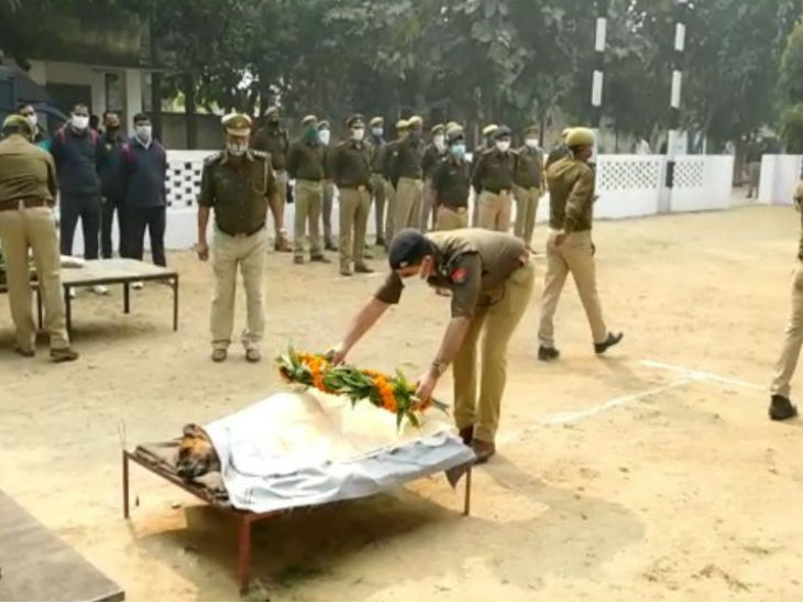पुलिस अधिकारियों ने श्रद्धांजलि दी।