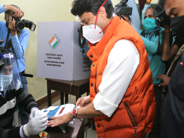 मतदान से पहले स्याही लगवाते भाजपा नेता ज्योतिरादित्य सिंधिया।