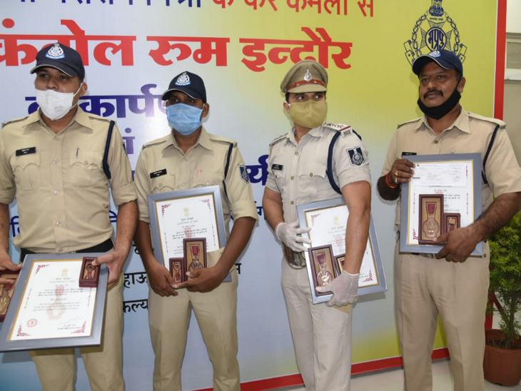 टीआई तहजीब काजी, पुलिसकर्मी लोकश गाथे, राहुल जाट, संजीव धाकड़ को किया गया था पुरस्कृत।