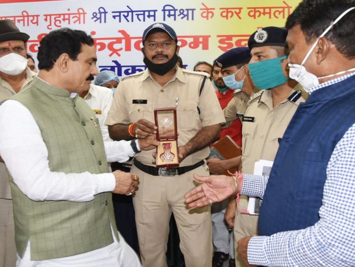 इसी साल गृहमंत्री ने गाथे को जीवनरक्षक पदक से सम्मानित किया था।