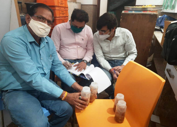 शुद्ध के लिए युद्ध अभियान के तहत खाद्य विभाग की टीम ने शहर में कई दुकानों से सैंपल लिए