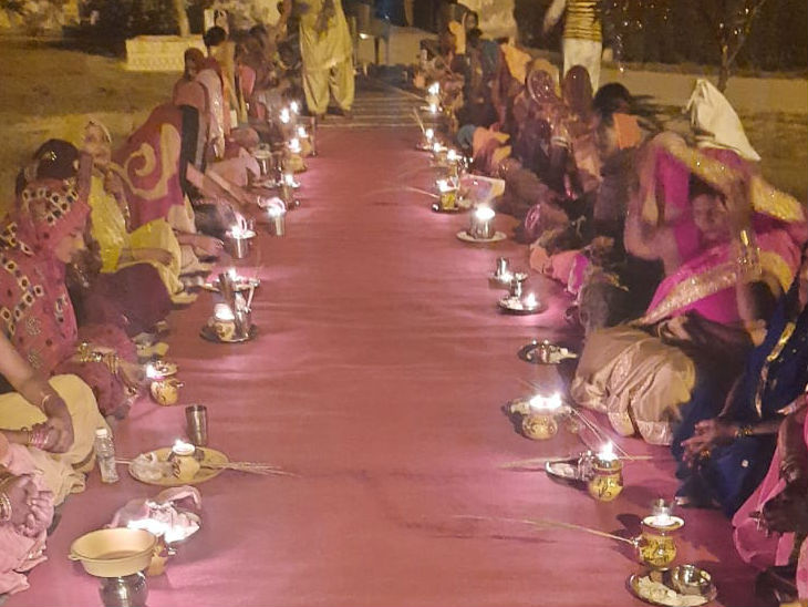 पंक्तिबद्ध होकर एक साथ बैठीं महिलाएं।