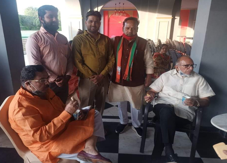 नगर निगम में बोर्ड बनाने के लिए भाजपा के दिग्गज नेता सक्रिय हो गए है। वे नए पार्षदों के साथ राय मशविरा कर रहे है।