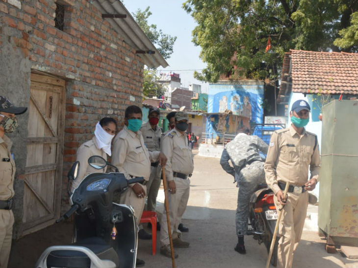 हत्या के बाद उजारपुरवा में जांच करने पहुंची पुलिस टीम