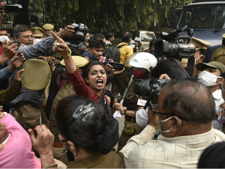 Urdu Poet Munawwar Rana Daughter | Urusha Rana Detained In Uttar ...