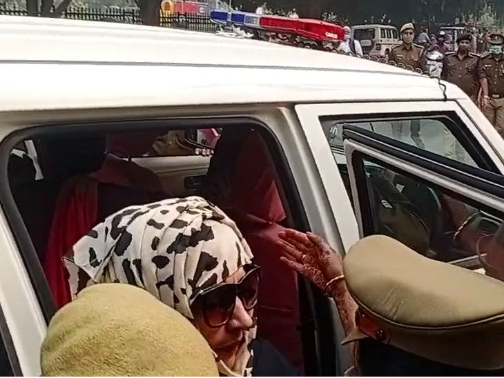 Urdu Poet Munawwar Rana Daughter | Urusha Rana Detained In Uttar ...