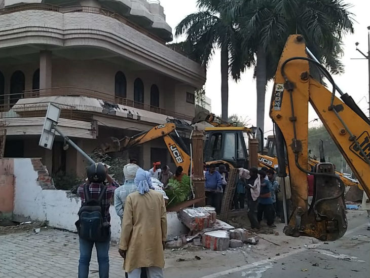 JCB से गिराया गया मकान।