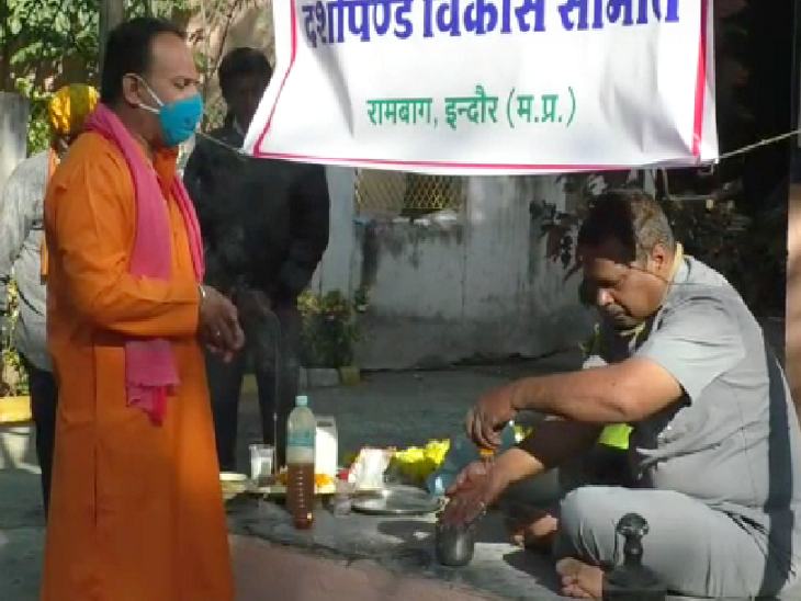 समिति सदस्यों ने विधि-विधान से पूजन के बाद अस्थियों को विसर्जित किया।