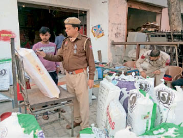 Police recovered 104 quintal cracker from 4 godowns, Tulawai and lists started to be made | पुलिस ने 4 गोदामों से 104 क्विंटल पटाखा किया बरामद, तुलवाई व लिस्टें बननी शुरू 2 orig 53 1604605426
