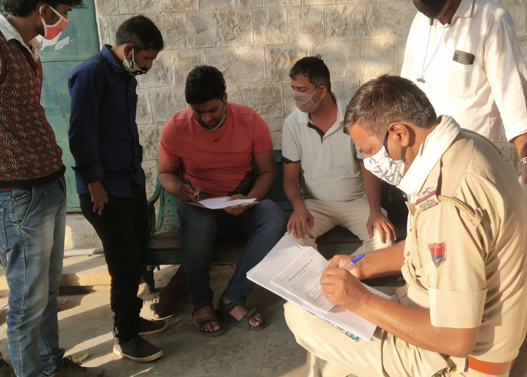 एसएमएस अस्पताल के मुर्दाघर के बाहर कार्रवाई करती पुलिस। यहीं पर भाई प्रकाश ने कार चालक नेहा के खिलाफ मुकदमा दर्ज करवाया।