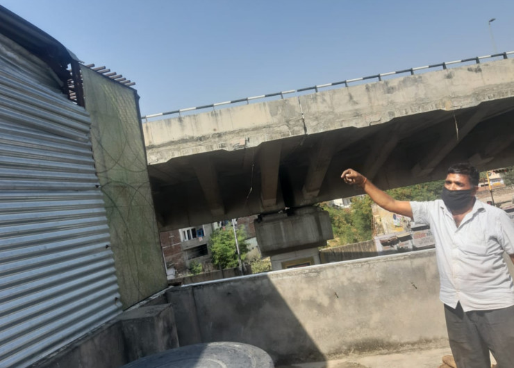 एलिवेटेड रोड पर कार की टक्कर के बाद पुलिया से उछलकर पैदल चल रहा माडाराम सड़क पर बनी दुकान की टीनशेट से टकराया। फिर छत पर आ गिरा।