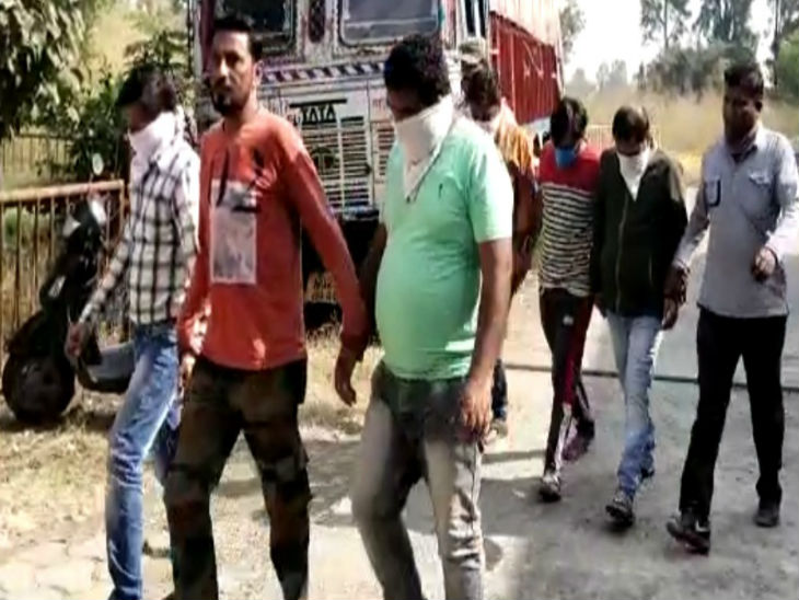 सटोरियों पकड़ कर ले जाती उज्जैन एसटीएफ और बरामद मोबाइल।