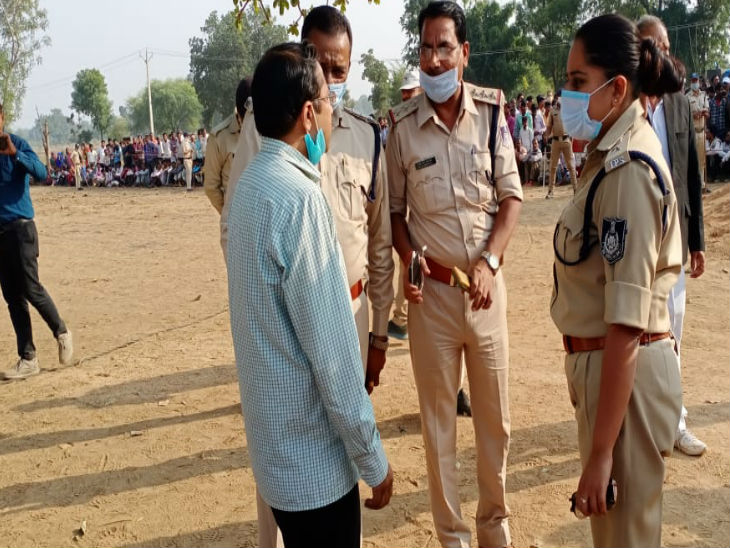 कलेक्टर मातहत अफसरों से चर्चा करते हुए।