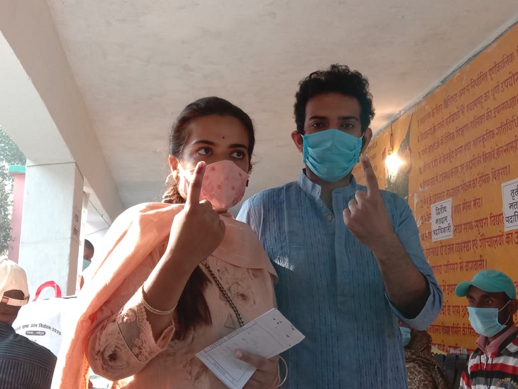मधेपुरा में शरद यादव की बेटी और बिहारीगंज से प्रत्याशी सुभाषिनी यादव ने भी वोट किया।