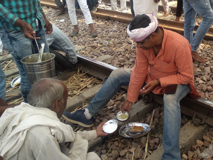 Rajasthan Gurjar Aandolan News, Latest Updates; Protesters Block Bayana-hindaun Road | कर्नल बैंसला की मौजूदगी में पंच पटेल बोले-अभी खत्म नहीं होगा आंदोलन, सरकार के पास कल तक का वक्त 2 कर्नल बैंसला के बेटे विजय बैंसला ट्रैक पर लोगों के बीच मौजूद हैं।