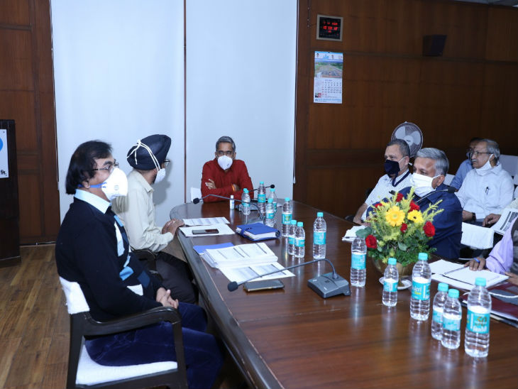 प्रमुख ऊर्जा सचिव पावर, ट्रांसमिशन और पूर्व क्षेत्र कंपनी की समीक्षा करते हुए।
