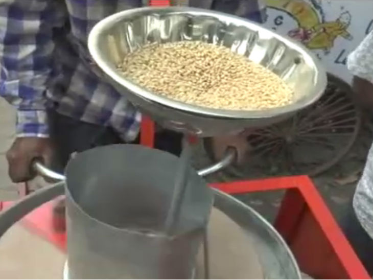 कटोरी के जरिए अनाज पत्थर के दो पाटों के बीच पहुंचता रहता है।