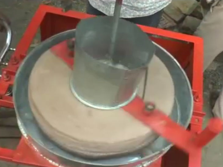 इस चक्की में पत्थर के दो पाटे लगे हैं।