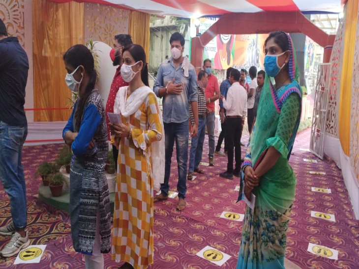 कटिहार नगर निगम में बना आदर्श मतदान केंद्र।