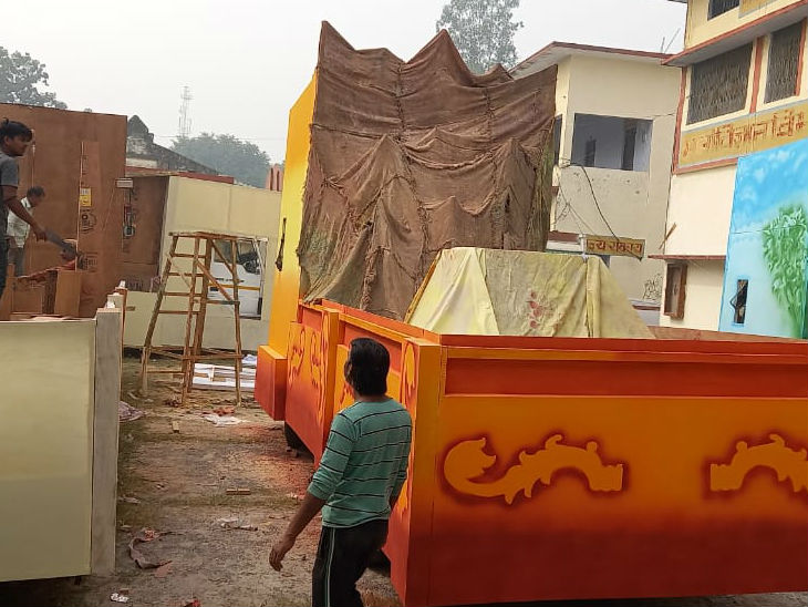 झांकी के लिए बन रहे रथ।
