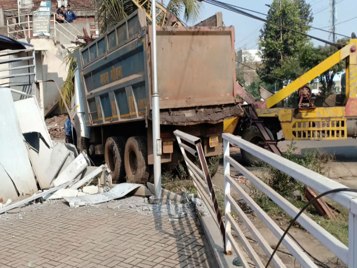 क्रेन की मदद से हाईवा को हटाते हुए