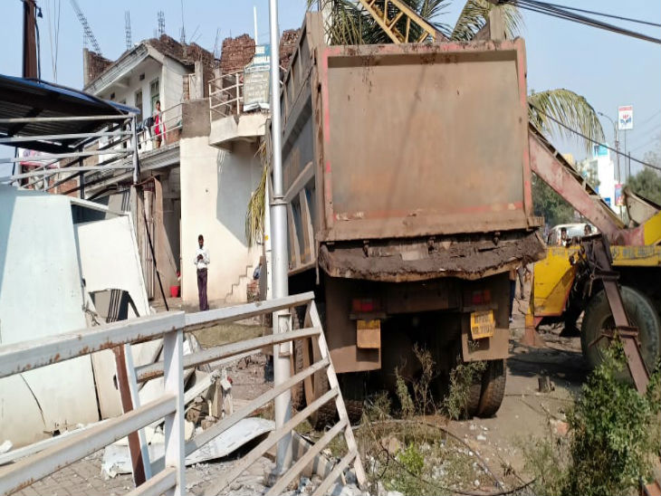 हाइवा नहीं रुकता तो घुस जाता सामने वाले मकान में।