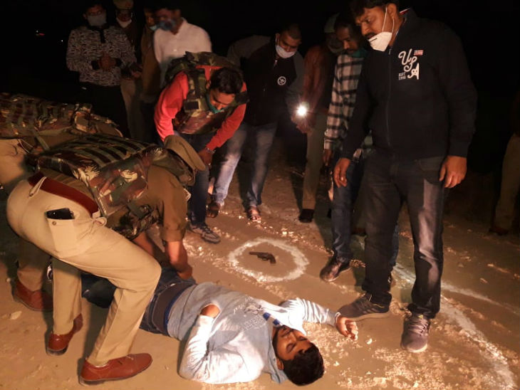 घायल बदमाश की तलाशी लेते पुलिसकर्मी।