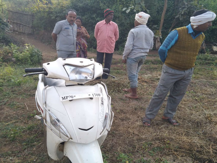 जंगल में थोड़ी दूरी पर खड़ी मिली युवक की एक्टिवा