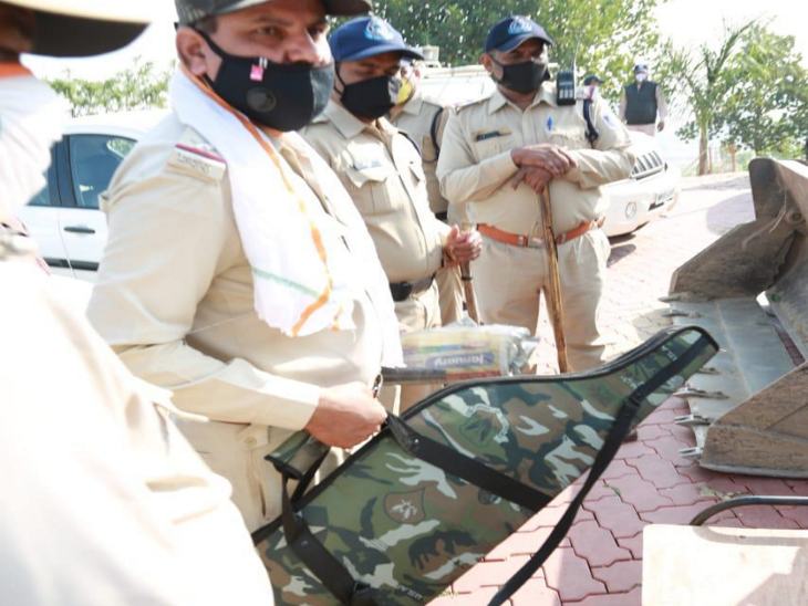बाबा के आश्रम से एक बंदूक भी मिली है।