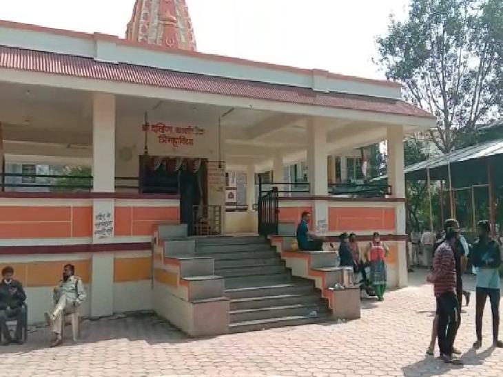 मंदिर में कार्रवाई करने पहुंचे दल ने भी दर्शन किए।