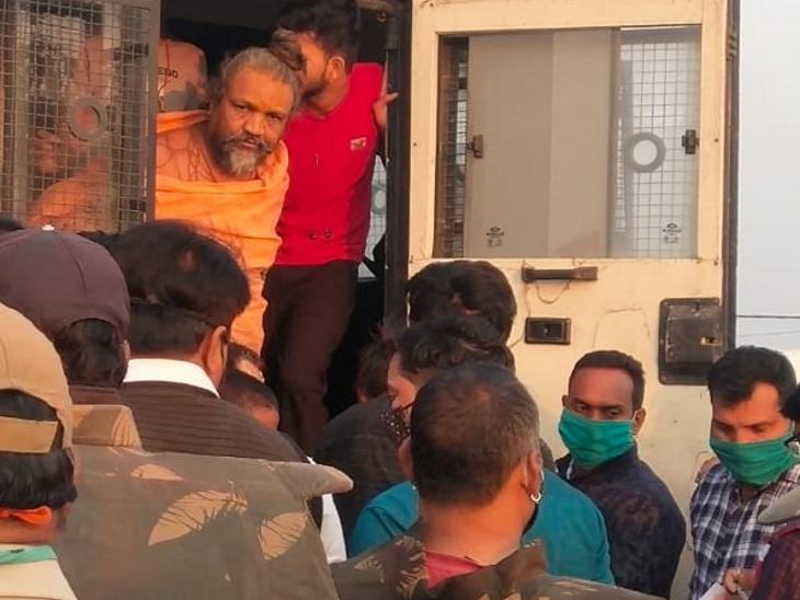 जेल पहुंचे बाबा ने किसी प्रकार का विरोध नहीं किया।