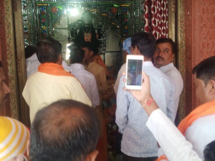 बाबा का कब्जा हटने के बाद लोग मंदिर में दर्शन को पहुंचे।