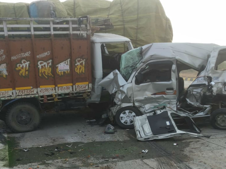 हादसे के बाद कार के परखच्चे उड़े।