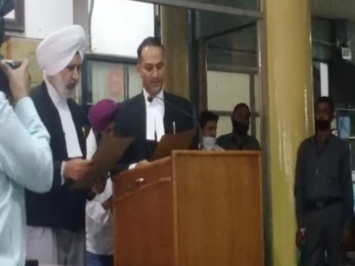 सचिव पद पर शप्थ लेते चंचल के सिंगला।