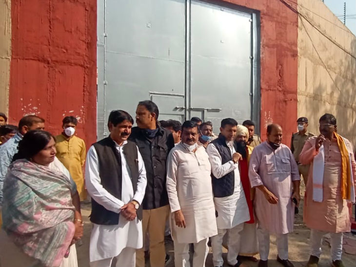 पूर्व मंत्री जीतू पटवारी सहित कांग्रेस नेता कम्प्यूटर बाबा से मिलने जेल पहुंचे।