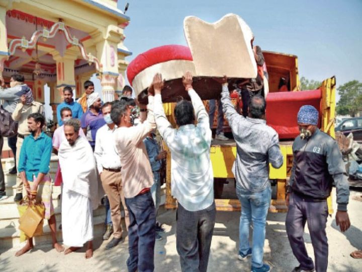 सामान को बाबा के शिष्य के सुपुर्द कर दिया गया।