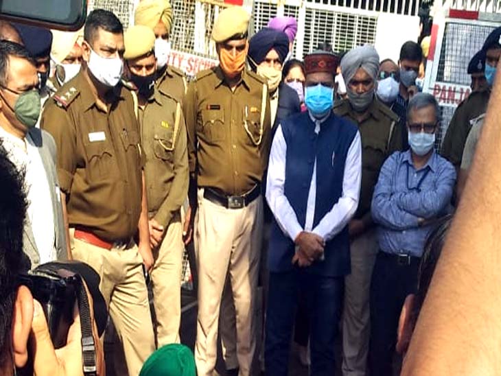 PU VC दो घंटे बाद नारेबाजी करने वालों से मिलने पहुंचे।