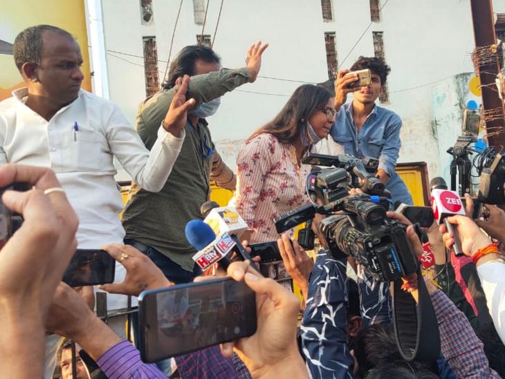 महिलाओं को भीतर से जबरन बाहर निकालने का आरोप।