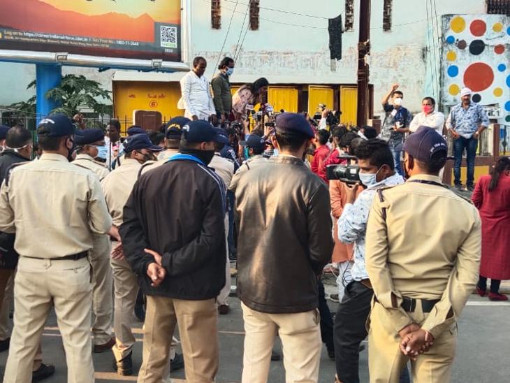 कांग्रेसियों के हंगामें के बाद पुलिस ने संभाला मोर्चा।