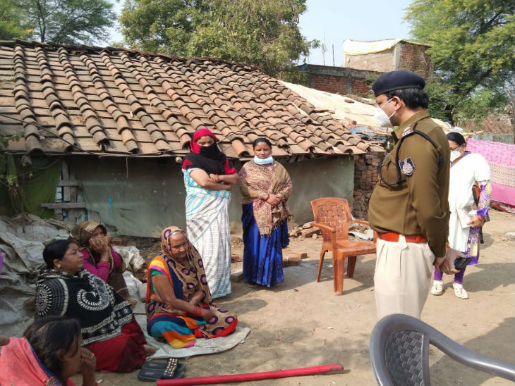 घटना के बारे में जानकारी लेते एसपी