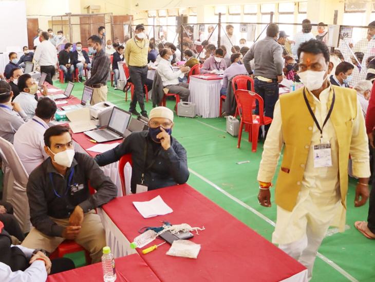 तुलसी सिलावट सुबह से ही मतगणना स्थल पर पहुंच गए थे।