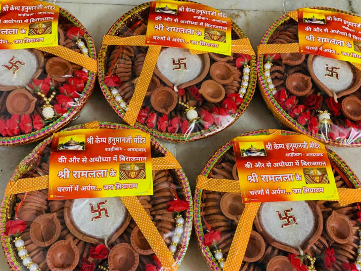 अलग अलग राज्यों से आए दीये।
