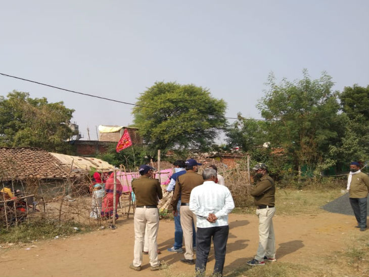घर के पास खड़े पुलिस कर्मी जायजा लेते हुए।